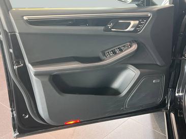 Porsche Macan Turbo — photo 15