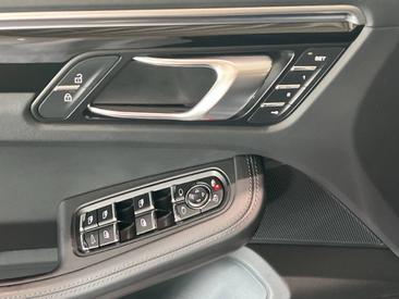 Porsche Macan Turbo — photo 16