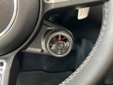 Porsche Macan Turbo — photo 18