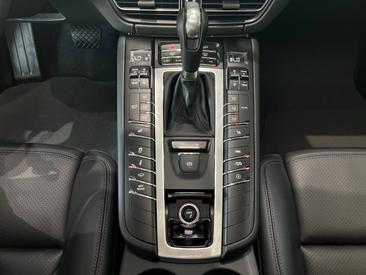 Porsche Macan Turbo — photo 19