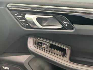 Porsche Macan Turbo — photo 21