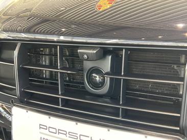 Porsche Macan Turbo — photo 26