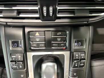 Porsche Macan Turbo — photo 34