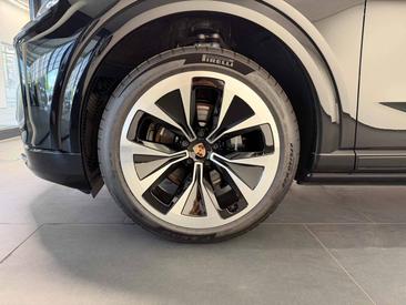 Porsche Cayenne E4 Electric — photo 6