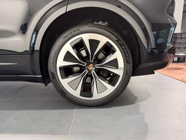 Porsche Cayenne E4 Electric — photo 7