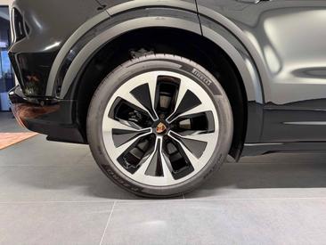Porsche Cayenne E4 Electric — photo 9