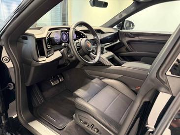 Porsche Cayenne E4 Electric — photo 13