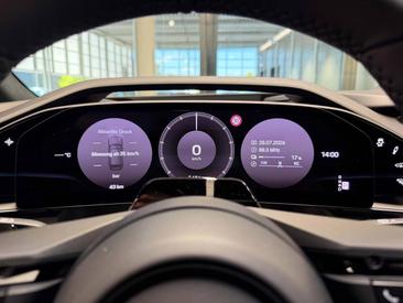 Porsche Cayenne E4 Electric — photo 16