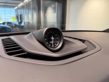 Porsche Cayenne E4 Electric — photo 17