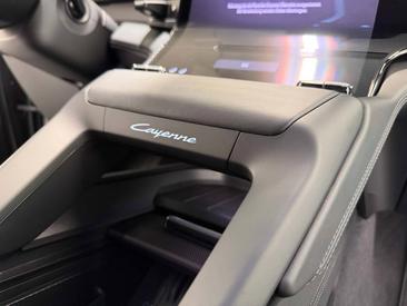 Porsche Cayenne E4 Electric — photo 18