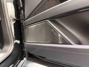 Porsche Cayenne E4 Electric — photo 21