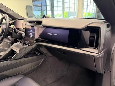 Porsche Cayenne E4 Electric — photo 22