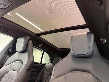 Porsche Cayenne E4 Electric — photo 23