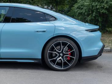 Porsche Taycan 4S — photo 28