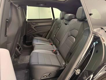 Porsche Cayenne E4 Electric — photo 28