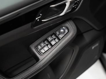 Porsche Macan S — photo 19