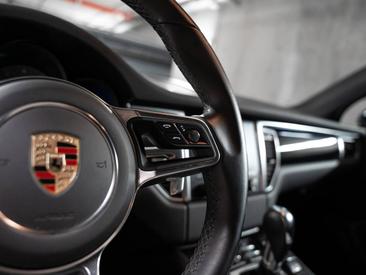 Porsche Macan S — photo 29