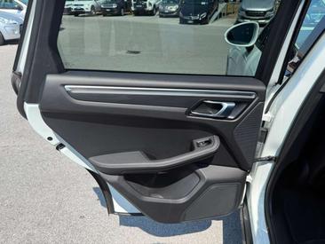 Porsche Macan Electrique Base — photo 10
