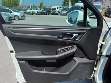 Porsche Macan Electrique Base — photo 12