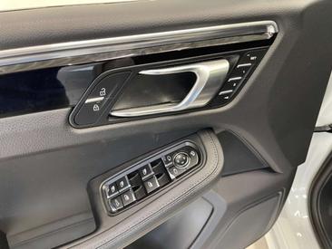 Porsche Macan S — photo 43