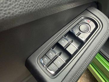 Porsche Macan Electrique Base — photo 18