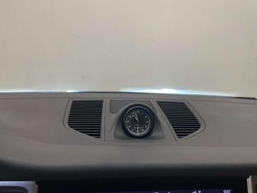Porsche Macan Electrique Base — photo 36