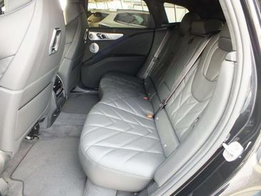 BMW XM 50e — photo 23