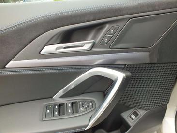 BMW IX1 XDrive30 — photo 18