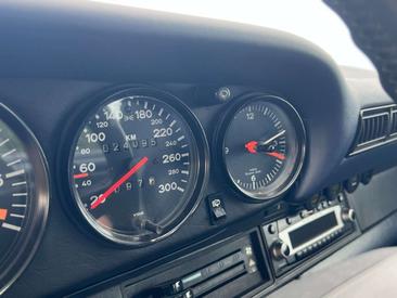 Porsche 930 Turbo — photo 19