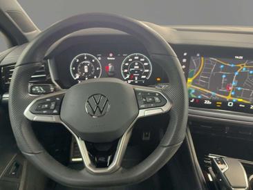 Volkswagen Touareg R-Line — photo 11