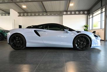 McLaren Artura — photo 11