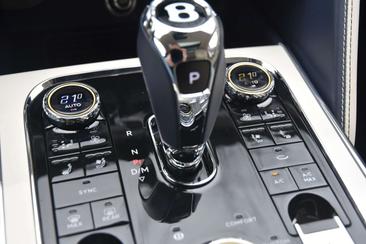 Bentley Flying Spur Hybrid Azure — photo 33
