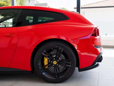 Ferrari GTC4Lusso — photo 12