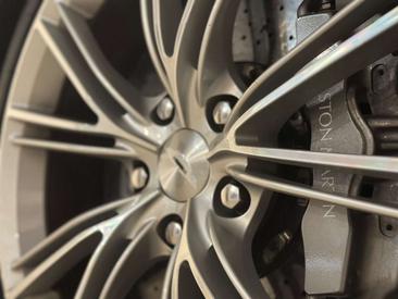 Aston Martin Vanquish V12 — photo 10