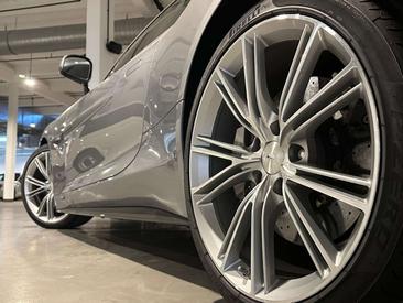Aston Martin Vanquish V12 — photo 11