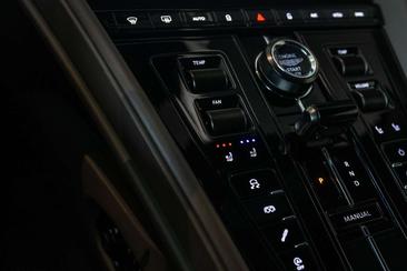 Aston Martin DB12 4.0 V8 — photo 35