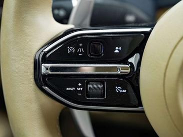 Aston Martin DB12 Volante — photo 21