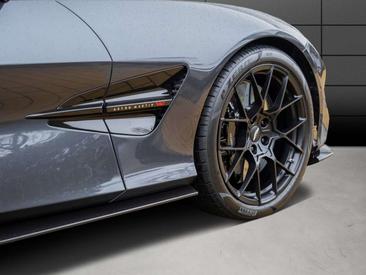 Aston Martin Vanquish Volante — photo 9