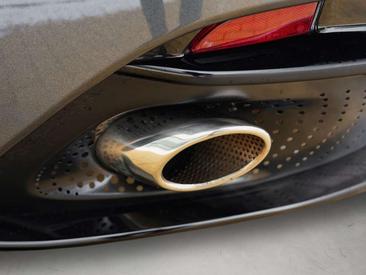 Aston Martin DB12 Volante — photo 23