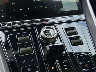 Aston Martin DB12 Coupé — photo 14