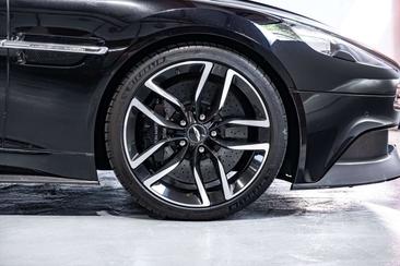 Aston Martin Vanquish Cabriolet V12 — photo 18