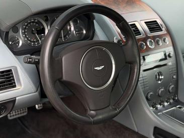 Aston Martin DB9 5.9 V12 Touchtronic — photo 21