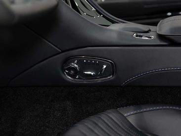 Aston Martin DB11 Coupé V8 — photo 21