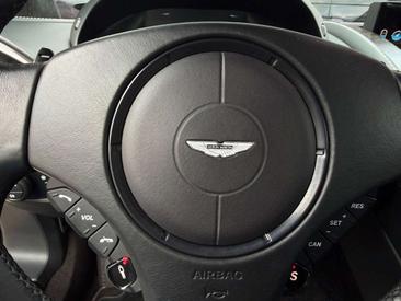 Aston Martin Vanquish Coupé V12 — photo 34