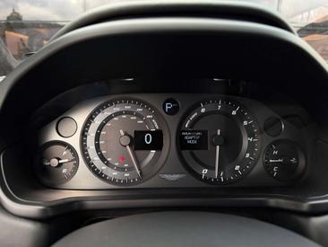Aston Martin Vanquish Coupé V12 — photo 36