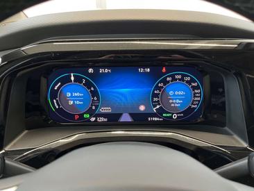Volkswagen Multivan Hybrid Life — photo 11