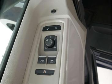 Volkswagen Multivan EHybrid Style — photo 21