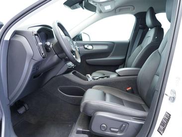Volvo XC40 B4 Plus — photo 4