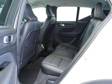 Volvo XC40 B4 Plus — photo 13