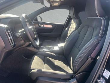 Volvo XC40 B3 Plus — photo 2